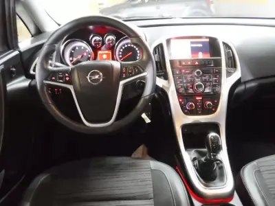 Opel Astra Sports Tourer 2016 - 7490 EUR, 250000 km - AUTO.MOTO.pt - 250000km - foto 41 de 49