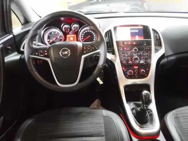 Opel Astra Sports Tourer 2016 - 7490 EUR, 250000 km - AUTO.MOTO.pt - 250000km - foto 41 de 49