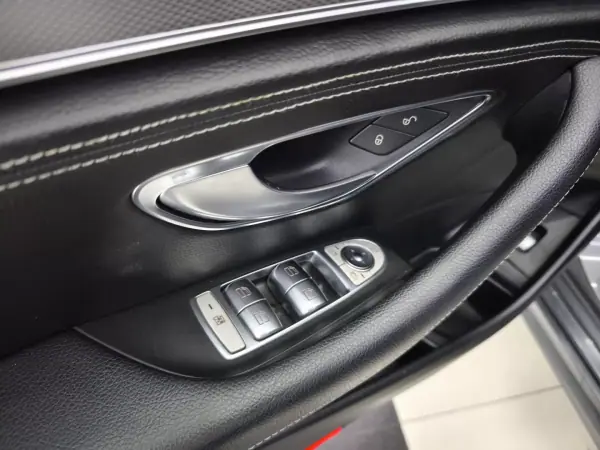Mercedes-Benz E 220 2018 - 32950 EUR, 118099 km - AUTO.MOTO.pt - 118099km - foto 25 de 48