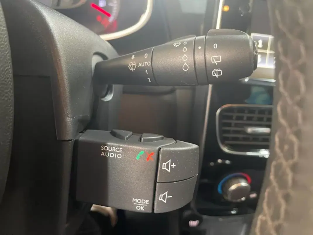 Renault Clio 2019 - 11750 EUR, 106000 km - AUTO.MOTO.pt - 106000km - foto 43 de 45