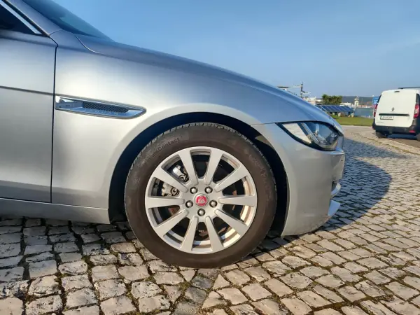 Jaguar XE 2016 - 15900 EUR, 120000 km - AUTO.MOTO.pt - 120000km - foto 21 de 22