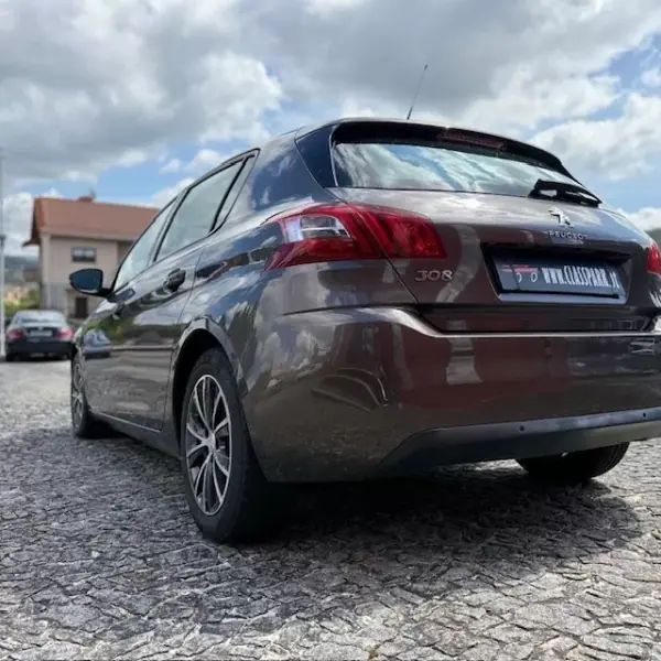 Peugeot 308 2015 - 9900 EUR, 131000 km - AUTO.MOTO.pt - 131000km - foto 9 de 14