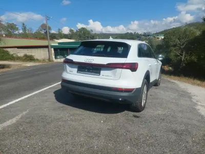 Audi e-tron 2023 - 36900 EUR, 52350 km - foto 4 de 11