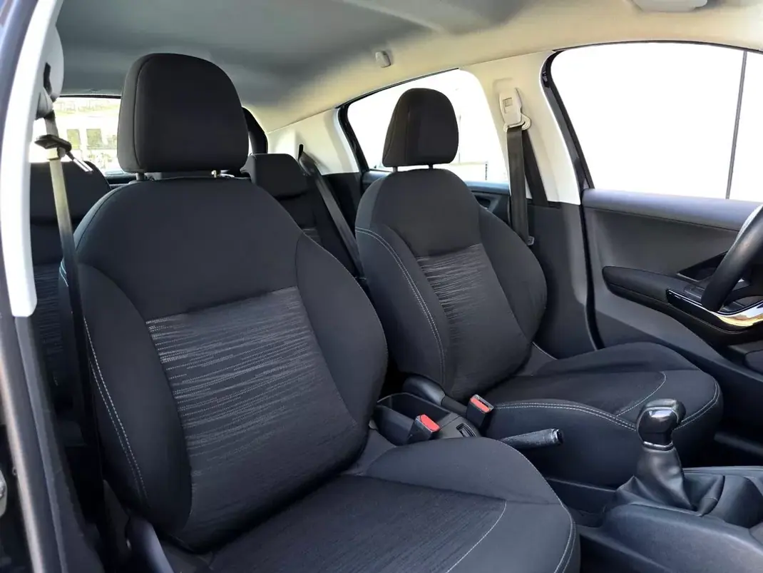 Peugeot 208 2012 - 7500 EUR, 137000 km - AUTO.MOTO.pt - 137000km - foto 18 de 25