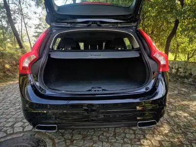 Volvo V60 2014 - 11750 EUR, 270000 km - AUTO.MOTO.pt - 270000km - foto 10 de 17