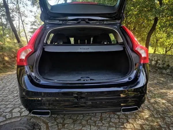 Volvo V60 2014 - 11750 EUR, 270000 km - AUTO.MOTO.pt - 270000km - foto 10 de 17