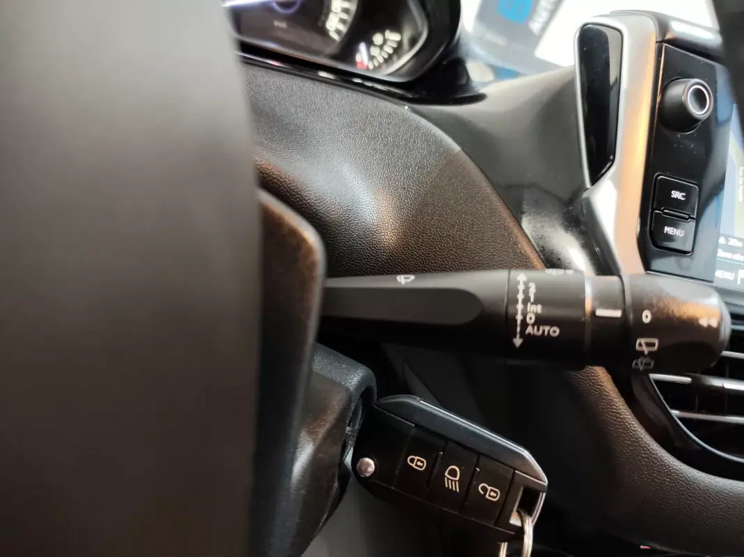 Peugeot 208 2018 - 9750 EUR, 48000 km - AUTO.MOTO.pt - 48000km - foto 18 de 25