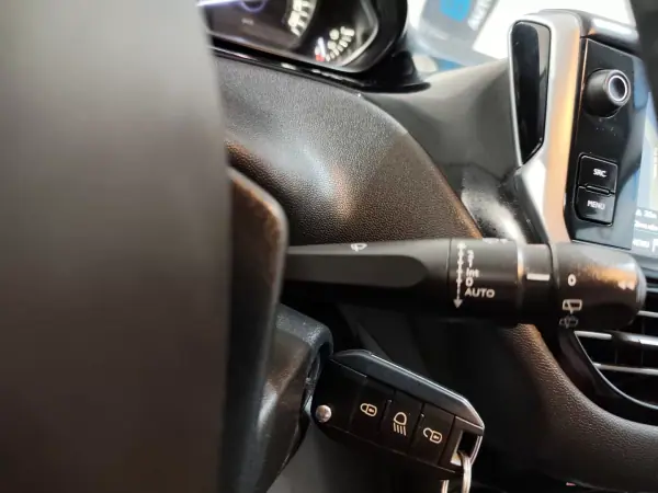 Peugeot 208 2018 - 9750 EUR, 48000 km - AUTO.MOTO.pt - 48000km - foto 18 de 25