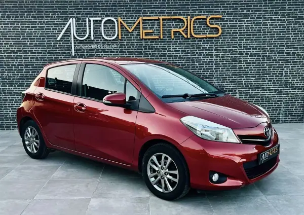 Toyota Yaris 2014 - 9990 EUR, 157000 km - AUTO.MOTO.pt - 157000km - foto 6 de 14