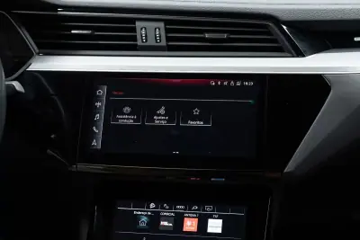 Audi Q8 e-Tron Sportback 2023 - 49950 EUR, 55000 km - AUTO.MOTO.pt - 55000km - foto 36 de 54