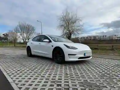 Tesla Model 3 2022 - 33500 EUR, 70000 km - AUTO.MOTO.pt - 70000km - foto 4 de 30