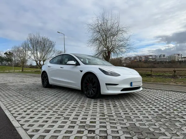 Tesla Model 3 2022 - 33500 EUR, 70000 km - AUTO.MOTO.pt - 70000km - foto 4 de 30