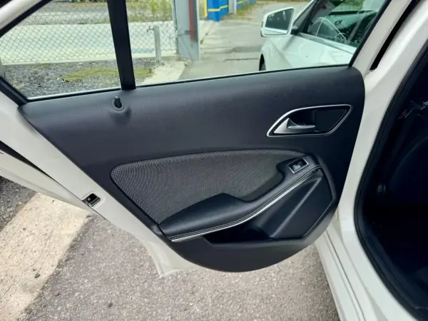 Mercedes-Benz A 180 2015 - 14750 EUR, 176972 km - AUTO.MOTO.pt - 176972km - foto 16 de 30