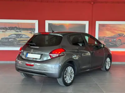 Peugeot 208 2018 - 12990 EUR, 96669 km - AUTO.MOTO.pt - 96669km - foto 8 de 21