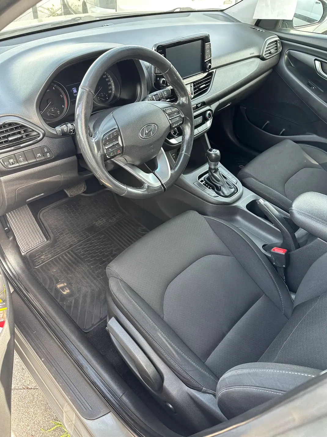 Hyundai i30 SW 2019 - 10799 EUR, 320000 km - AUTO.MOTO.pt - 320000km - foto 3 de 12
