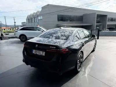 BMW 530e 2024 - 52900 EUR, 33 km - AUTO.MOTO.pt - 33km - foto 4 de 15