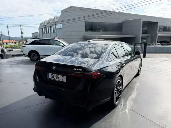 BMW 530e 2024 - 52900 EUR, 33 km - AUTO.MOTO.pt - 33km - foto 4 de 15