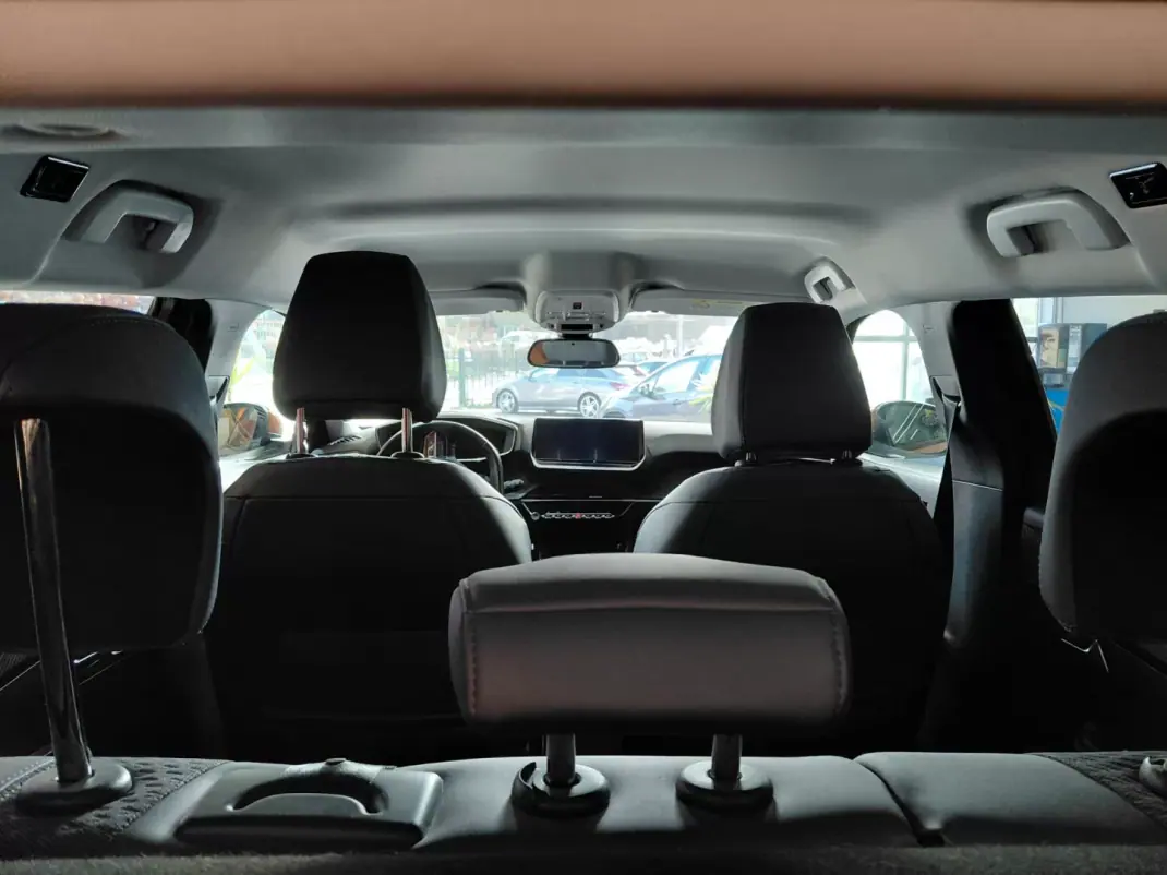 Peugeot e-2008 2020 - 16800 EUR, 98000 km - AUTO.MOTO.pt - 98000km - foto 9 de 23