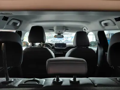 Peugeot e-2008 2020 - 16800 EUR, 98000 km - AUTO.MOTO.pt - 98000km - foto 9 de 23