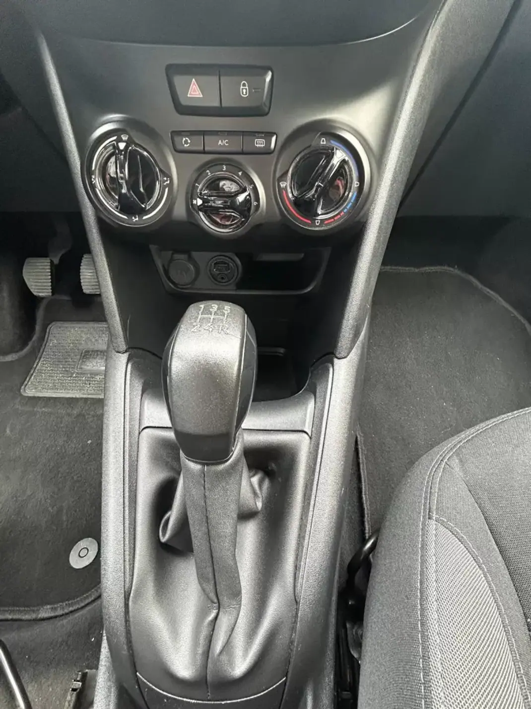Peugeot 208 2014 - 8500 EUR, 125429 km - AUTO.MOTO.pt - 125429km - foto 12 de 17