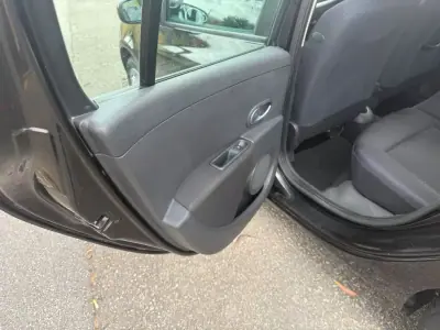Renault Clio 2006 - 4500 EUR, 148000 km - AUTO.MOTO.pt - 148000km - foto 11 de 27
