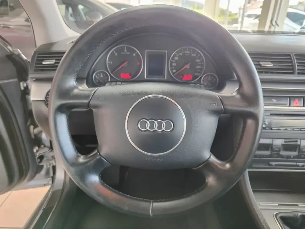 Audi A4 Avant 2004 - 6250 EUR, 348000 km - AUTO.MOTO.pt - 348000km - foto 26 de 34