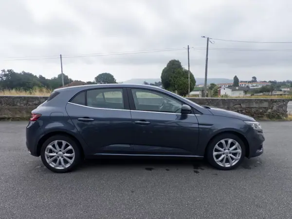 Renault Mégane 2016 - 13990 EUR, 178000 km - AUTO.MOTO.pt - 178000km - foto 8 de 32