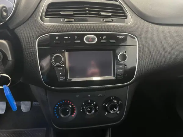 Fiat Punto 2017 - 9250 EUR, 97114 km - AUTO.MOTO.pt - 97114km - foto 8 de 13