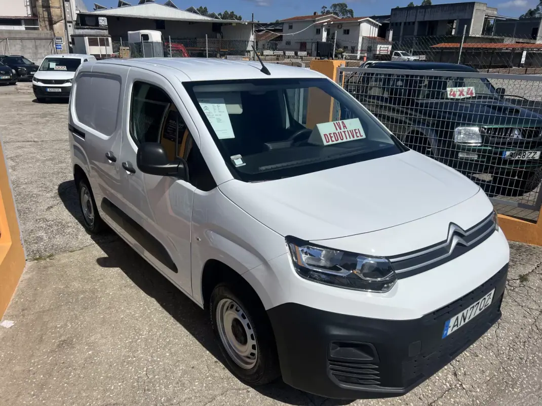 Citroën Berlingo 2022 - 13800 EUR, 118170 km - AUTO.MOTO.pt - 118170km - foto 7 de 12