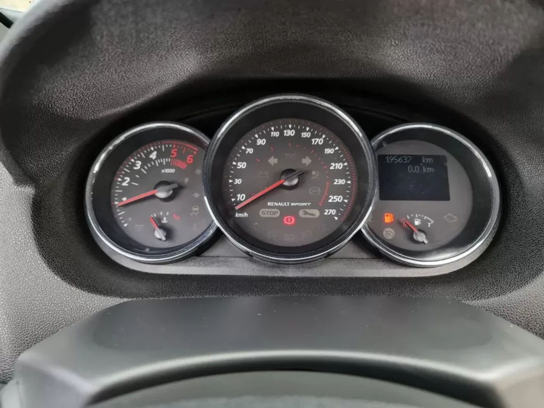 Renault Mégane Cabrio 2015 - 14990 EUR, 195000 km - AUTO.MOTO.pt - 195000km - foto 27 de 43