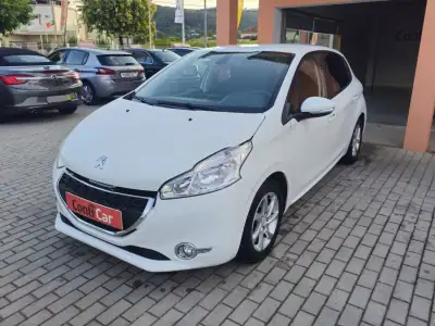 Peugeot 208 2012 - 9500 EUR, 102690 km - AUTO.MOTO.pt - 102690km - foto 3 de 8