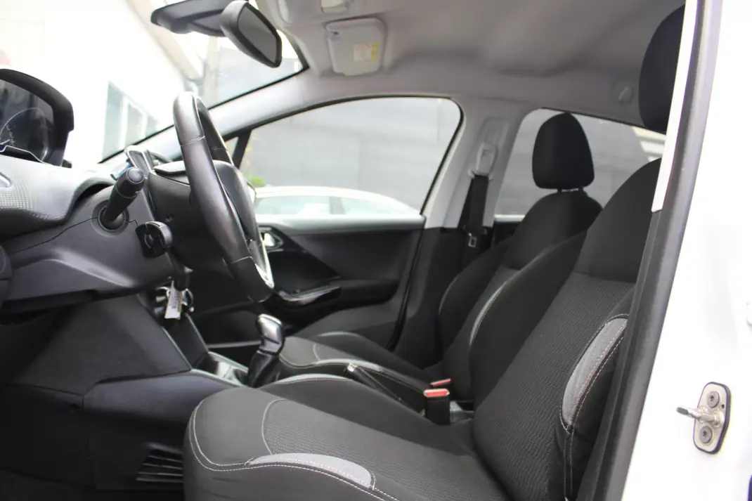Peugeot 208 2016 - 8250 EUR, 137000 km - 137000km - foto 17 de 26