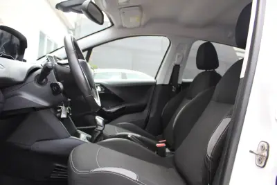 Peugeot 208 2016 - 8250 EUR, 137000 km - AUTO.MOTO.pt - 137000km - foto 17 de 26