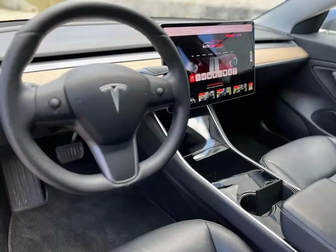 Tesla Model 3 2019 - 23990 EUR, 83000 km - AUTO.MOTO.pt - 83000km - foto 19 de 26