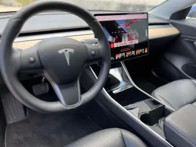 Tesla Model 3 2019 - 23990 EUR, 83000 km - AUTO.MOTO.pt - 83000km - foto 19 de 26