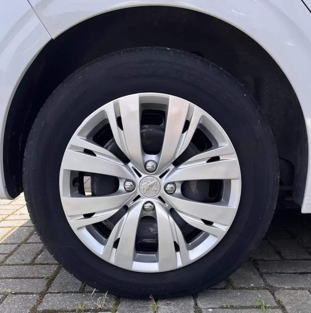 Peugeot 208 2015 - 7250 EUR, 84100 km - AUTO.MOTO.pt - 84100km - foto 18 de 19