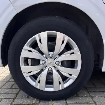 Peugeot 208 2015 - 7250 EUR, 84100 km - AUTO.MOTO.pt - 84100km - foto 18 de 19