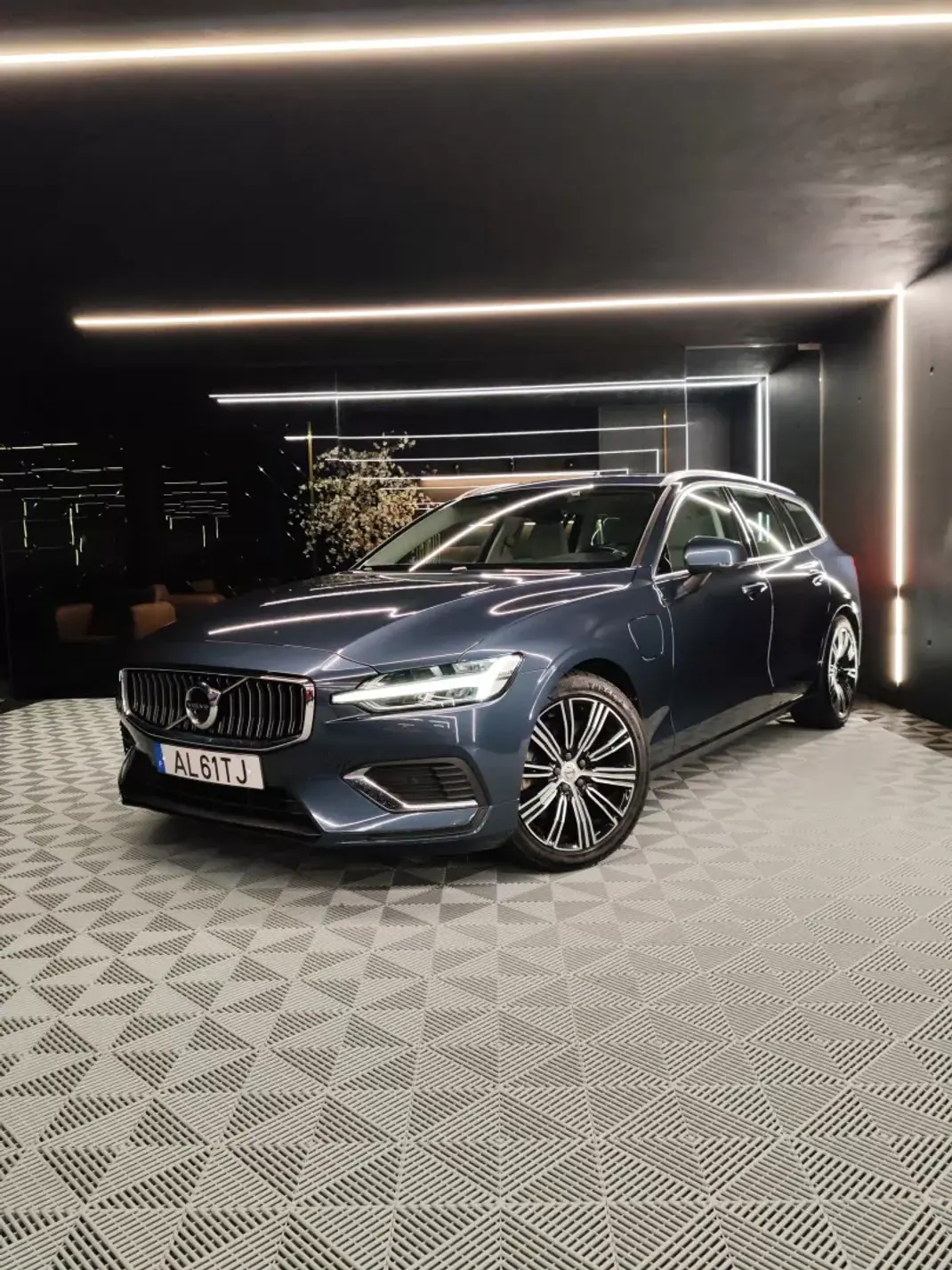 Volvo V60 2021 - 29750 EUR, 109907 km - AUTO.MOTO.pt - 109907km - foto 1 de 17