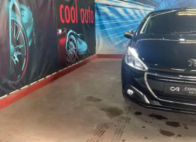 Peugeot 208 2018 - 8899 EUR, 106000 km - AUTO.MOTO.pt - 106000km - foto 10 de 42