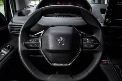 Peugeot Partner 2021 - 12990 EUR, 103902 km - AUTO.MOTO.pt - 103902km - foto 11 de 28