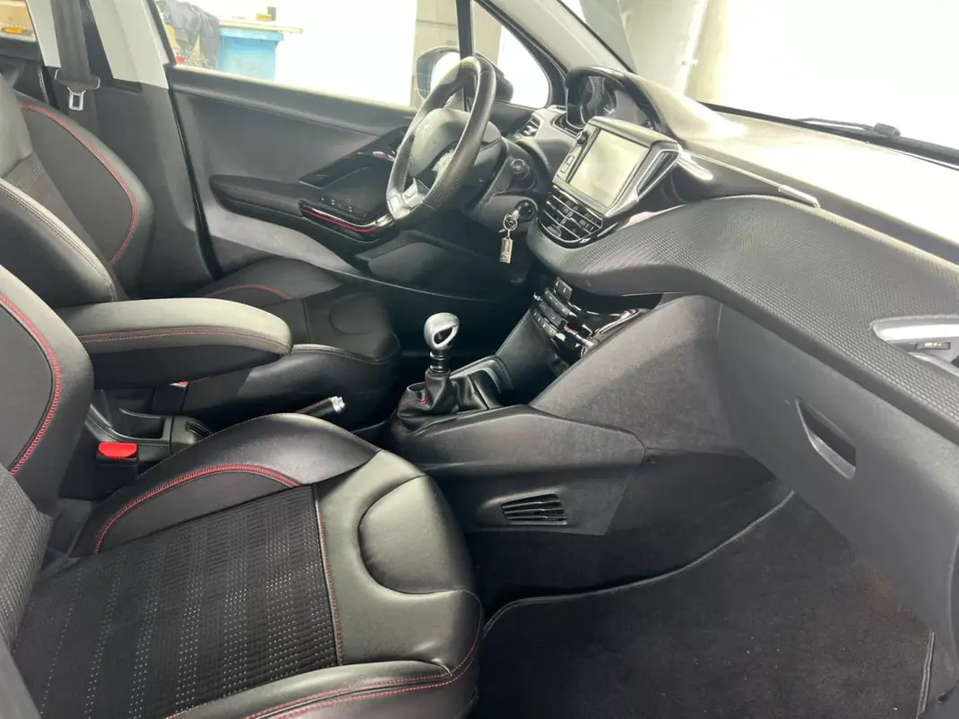 Peugeot 208 2018 - 13500 EUR, 41987 km - AUTO.MOTO.pt - 41987km - foto 18 de 18