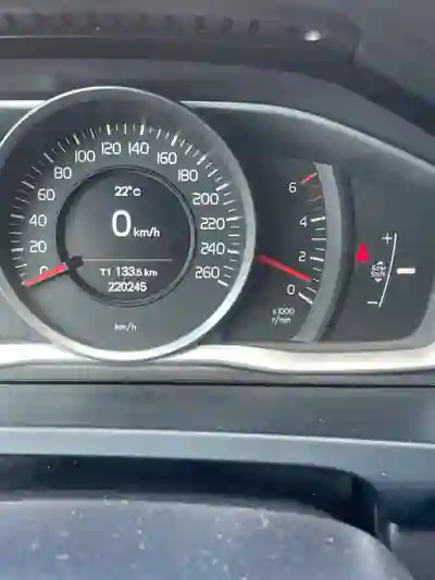 Volvo V60 2014 - 7750 EUR, 220000 km - AUTO.MOTO.pt - 220000km - foto 9 de 13