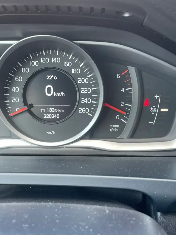 Volvo V60 2014 - 7750 EUR, 220000 km - AUTO.MOTO.pt - 220000km - foto 9 de 13
