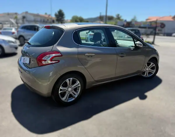 Peugeot 208 2012 - 8250 EUR, 221000 km - AUTO.MOTO.pt - 221000km - foto 6 de 21