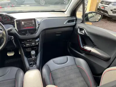 Peugeot 208 2015 - 8900 EUR, 195000 km - AUTO.MOTO.pt - 195000km - foto 25 de 29