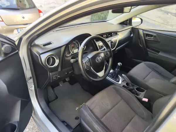 Toyota Auris Touring Sports 2015 - 11480 EUR, 229000 km - AUTO.MOTO.pt - 229000km - foto 23 de 39