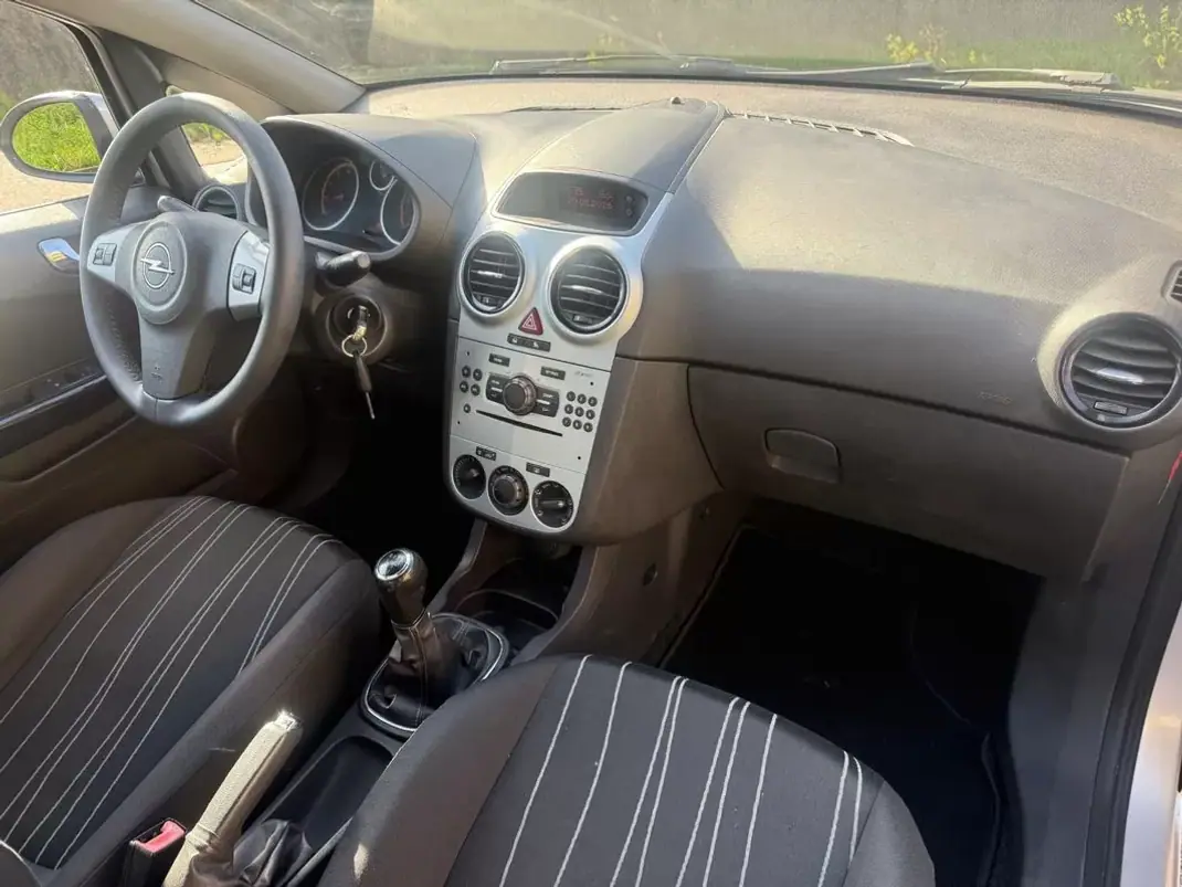 Opel Corsa 2010 - 5100 EUR, 183000 km - AUTO.MOTO.pt - 183000km - foto 12 de 23