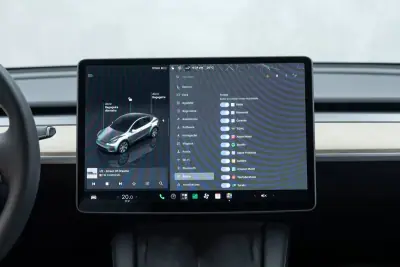 Tesla Model Y 2023 - 35950 EUR, 57000 km - 57000km - foto 43 de 49