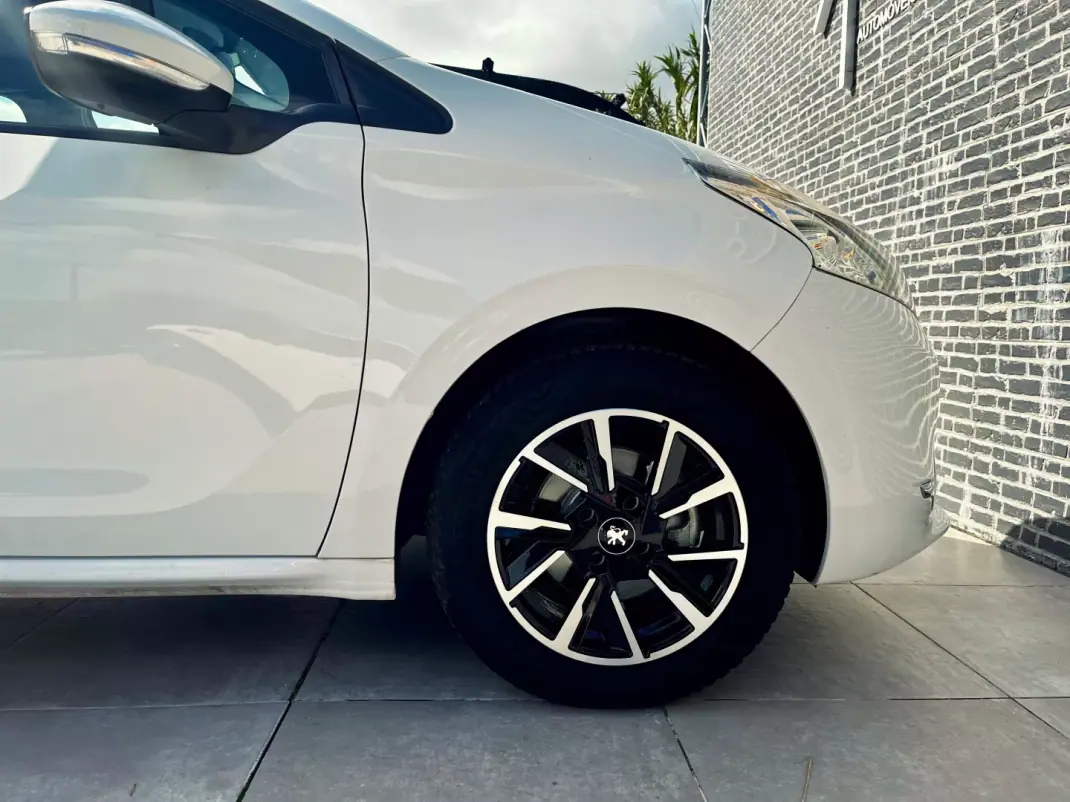 Peugeot 208 2013 - 9900 EUR, 177000 km - AUTO.MOTO.pt - 177000km - foto 6 de 14