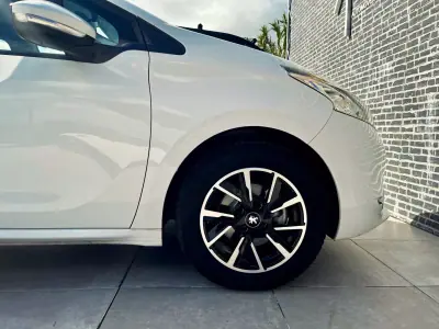 Peugeot 208 2013 - 9900 EUR, 177000 km - AUTO.MOTO.pt - 177000km - foto 6 de 14